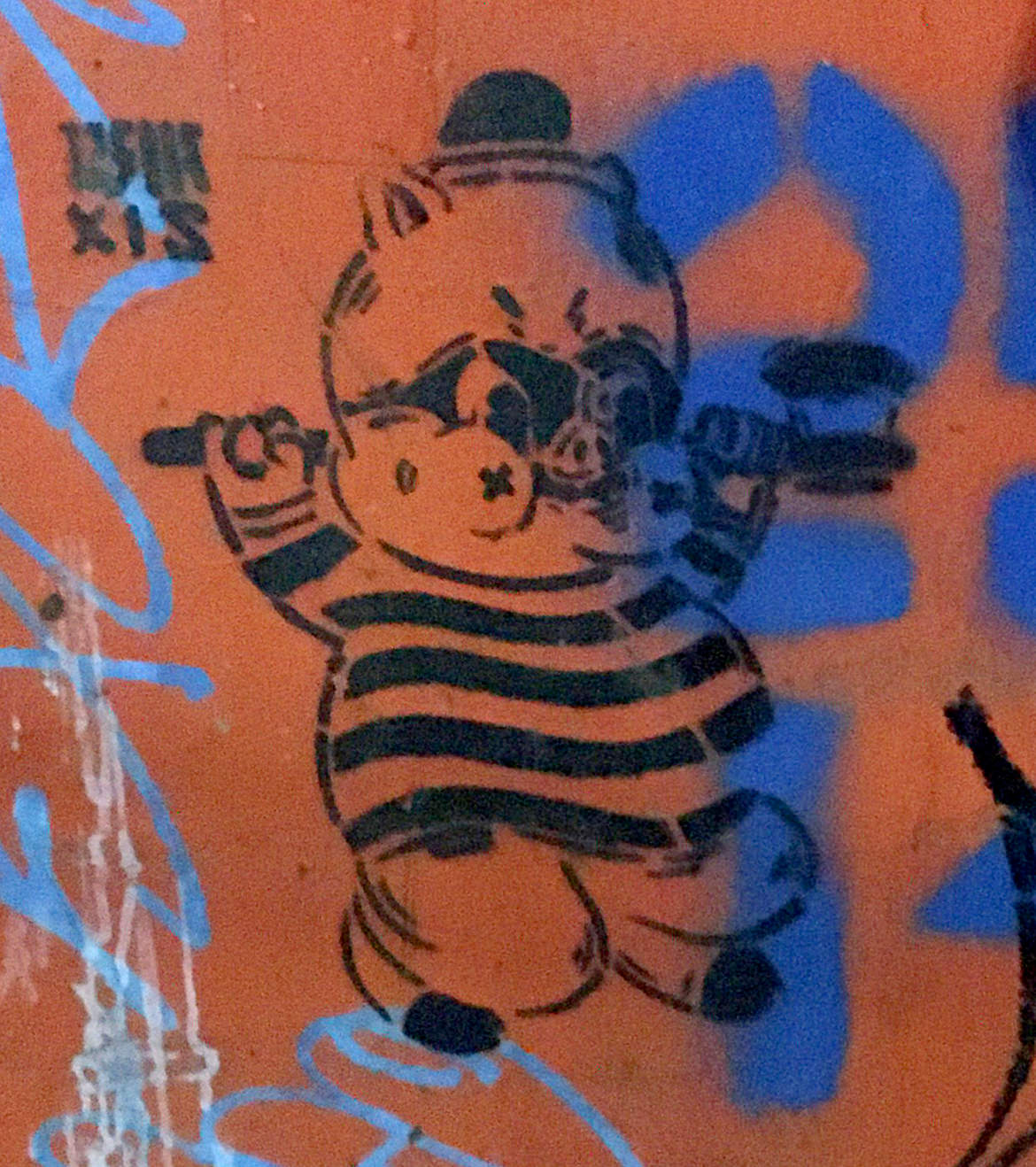 Stencil grafitti of a crooked pig